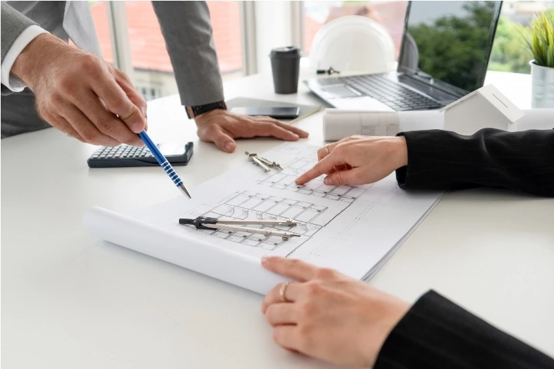 La signature d'un contrat de gestion locative entre un propriétaire et un cabinet immobilier spécialisé, une étape clé pour garantir le succès de l'investissement locatif.