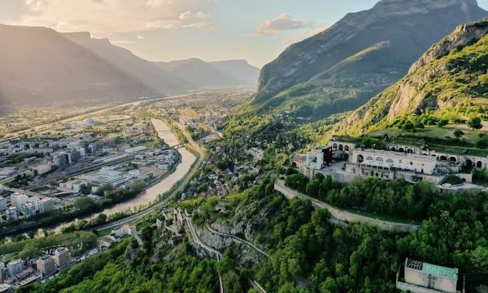 Investissement locatif clé en main Grenoble : pourquoi cette option ?