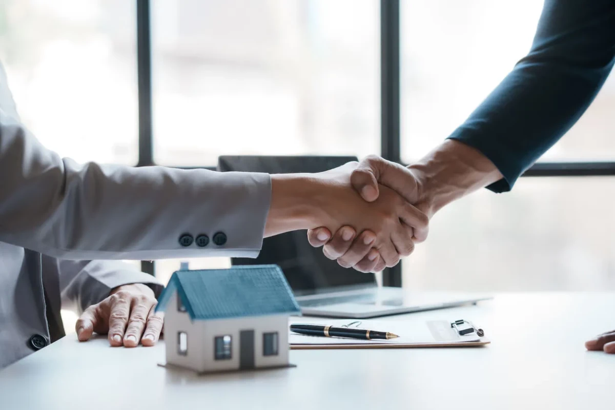 La gestion locative par une agence présente des avantages mais aussi des inconvénients.