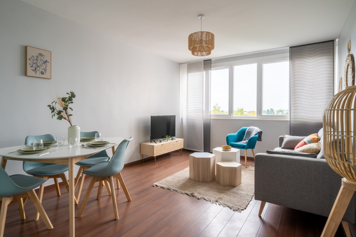Clés d'un logement devant une porte d'entrée