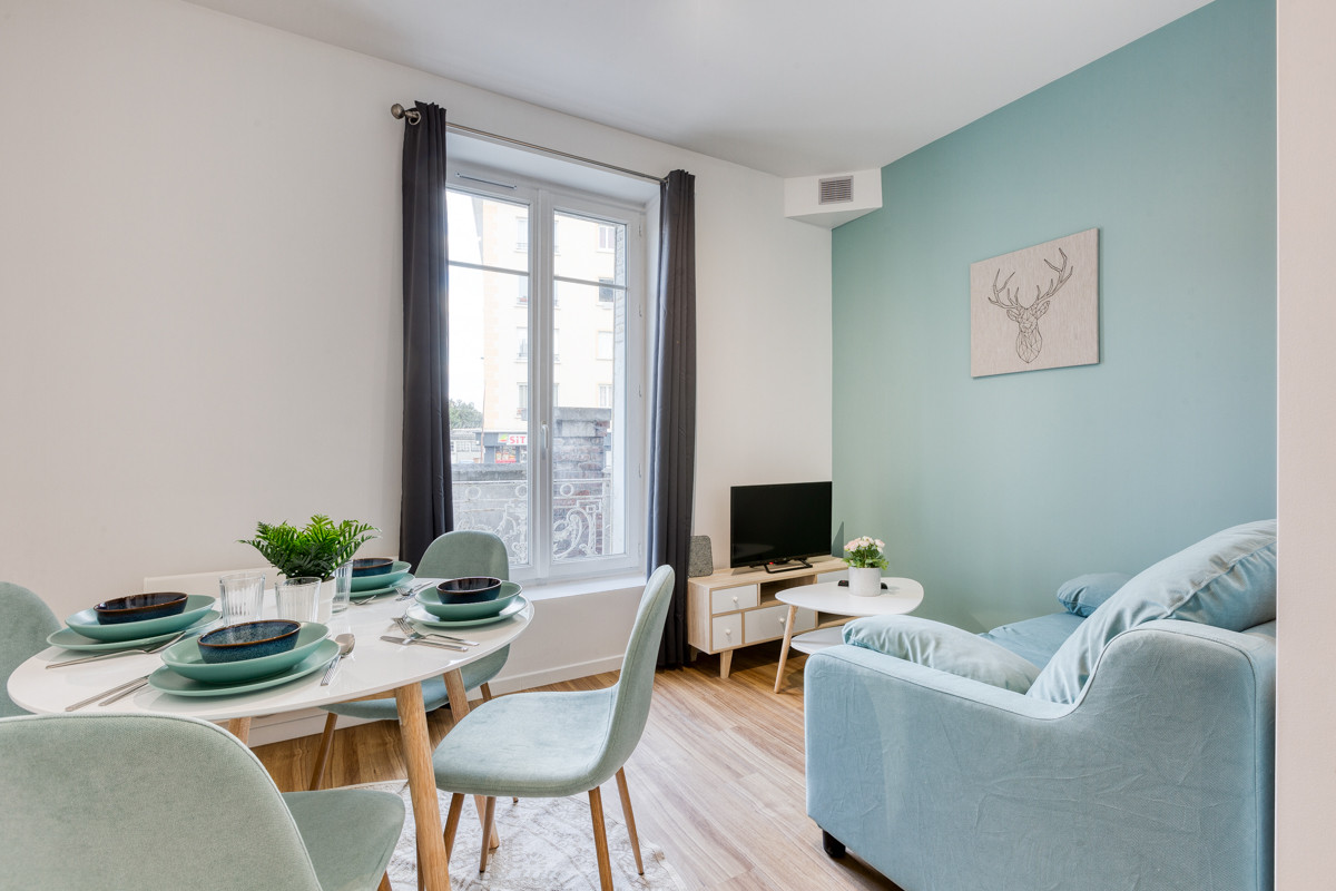 Clé dans la porte d'un logement