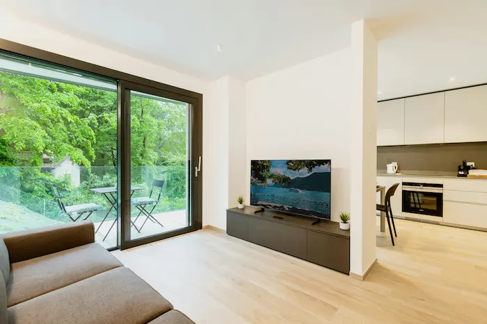 Intérieur moderne lumineux avec salon et cuisine ouverte, illustration concrète de la location meublée.