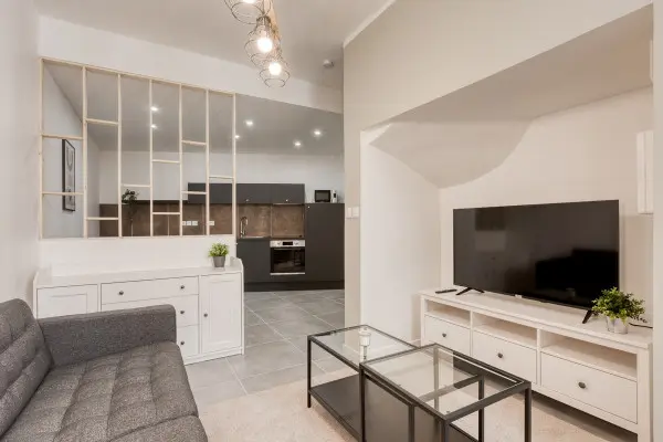 La vente de la résidence principale est exonérée dans le cadre général. Cette règle ne vise pas un actif conservé pour louer.