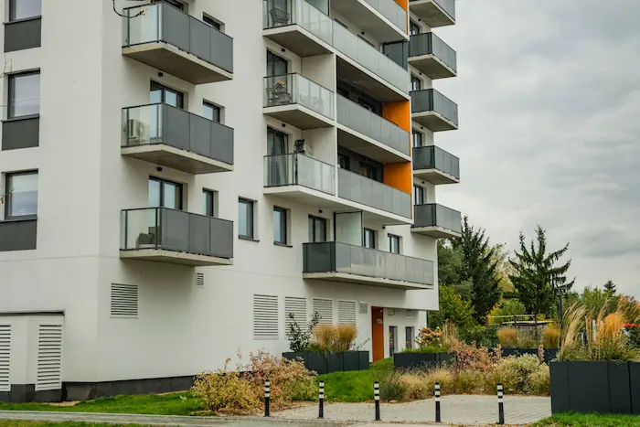 Immeuble moderne avec balcons vitrés et façade élégante, symbole d’opportunité pour investir dans l’immobilier urbain durable et attractif.