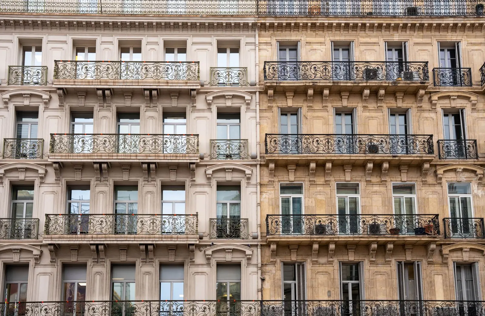 Deux façades d'immeubles anciens mitoyennes, l'une ravalée et l'autre non, illustrant les trajectoires du parc locatif privé