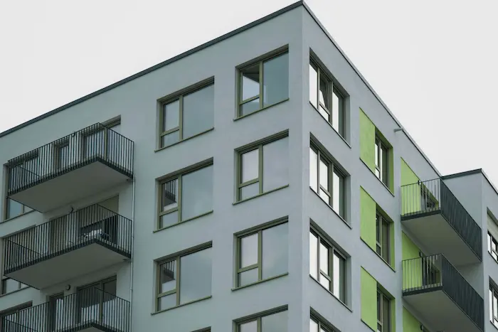 Façade moderne d’un immeuble résidentiel illustrant l’attrait d’un achat d’appartement neuf à Metz avec design contemporain et balcons privés.